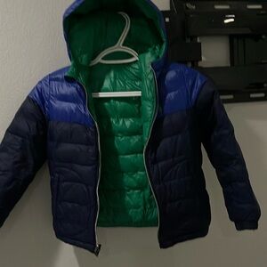 Kids jacket polo with 2 sides in great condition!
Size 6! 2 jackets in one